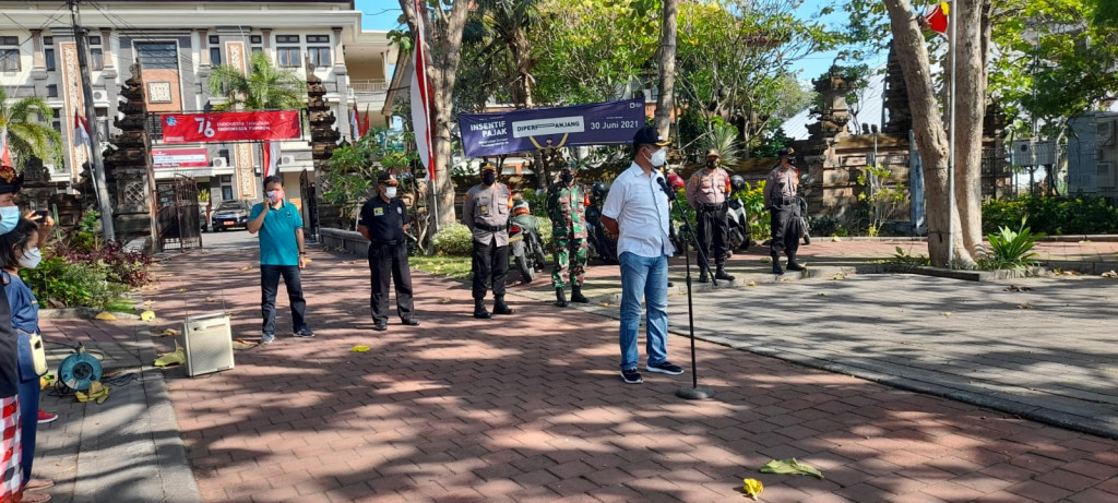 Pelaksanaan Apel Isoter Wilayah Kuta Selatan Yang Dihadiri Oleh Muspika Kecamatan Kuta Selatan, Tim Tracer, Satgas Desa Kelurahan se-Kecamatan Kutsel, Pol PP, dan Trantib Kutsel
